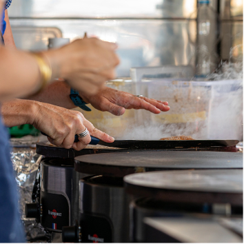 Préparation artisanale de galettes de sarrasin à bord du foodtruck La Bretonne en Suisse romande